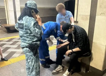 В метро Казани мужчина упал на рельсы перед прибывающим поездом