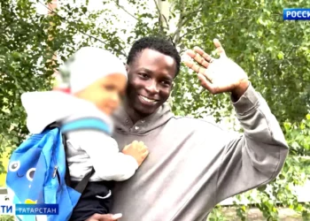 «Я неимоверно счастлив, не верю, что у нас это получилось»: в Казани мужчине из Африки удалось вернуть своего родного сына