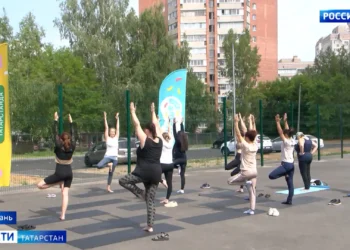 В самом большом дворе Казани, благоустроенном в рамках программы «Наш двор», начали проводить йогу на свежем воздухе