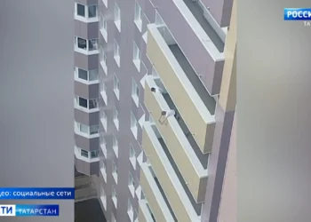 Опасные игры на высоте: полиция ищет экстремалов, которые сидели на краю балкона 17-го этажа в Салават-Купере