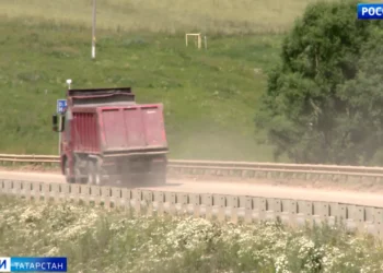 В Пестречинском районе большегрузы, что вывозят песок из карьера, разрушают дорогу