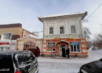 Дом с арочными воротами по улице Ленина в 2020 году