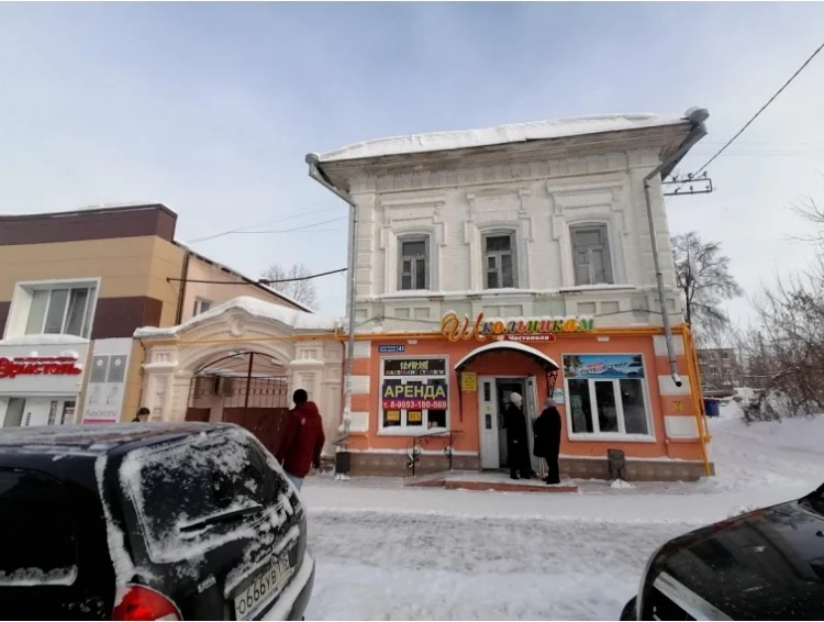 Дом с арочными воротами по улице Ленина в 2020 году