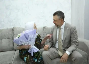 Фаттахов поздравил с юбилеем 100-летнюю жительницу Бугульмы