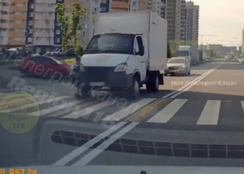 В Казани водитель «ГАЗели» сбил ребенка на самокате на пешеходном переходе