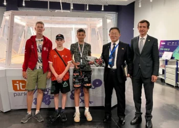 Ким Сын Ду посетил детский ИТ-парк