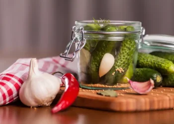 Как правильно засолить огурцы, чтобы хрустели всю зиму: полное руководство и проверенные рецепты