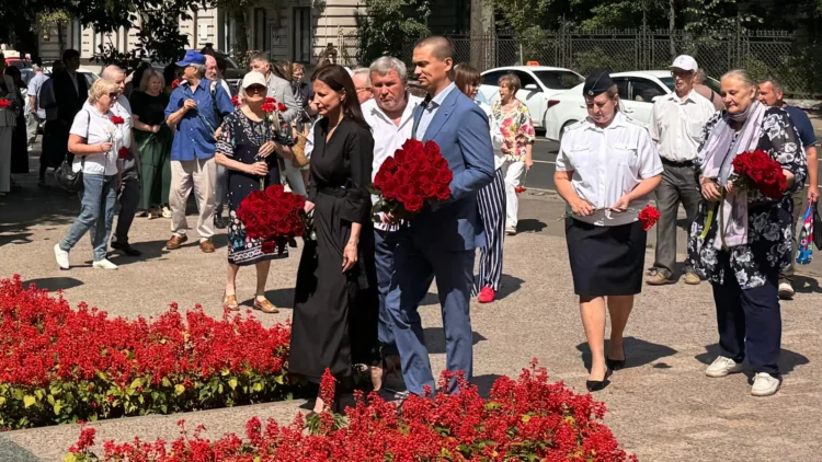 возложение цветов