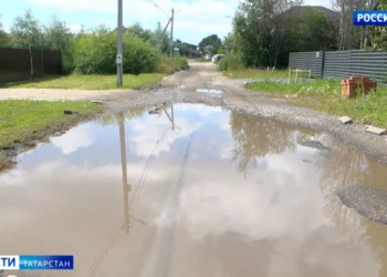 «Бабушка поскользнулась, упала, сломала тазобедренный сустав»: жители поселка Займище жалуются на ужасное состояние дорог
