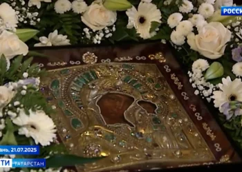 Тысячи паломников прошли крестным ходом, а божественную литургию отслужил патриарх Кирилл: как в столице РТ отпраздновали День явления Казанской иконы Божией Матери