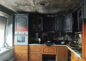 В Альметьевске пожарные вытащили мужчину-инвалида из горящей квартиры