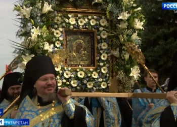 В крестном ходе и Божественной литургии в честь Казанской иконы Божией Матери приняли участие около 10 тыс. верующих