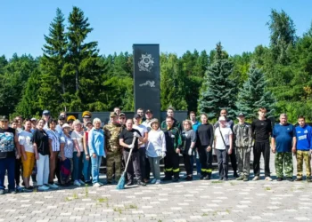 Айдар Метшин принял участие в уборке воинских захоронений участников СВО