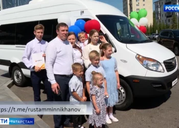 В День семьи, любви и верности 6 многодетным семьям из Татарстана подарили микроавтобусы