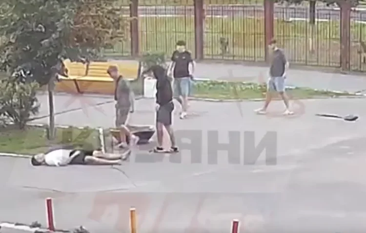 избили парня