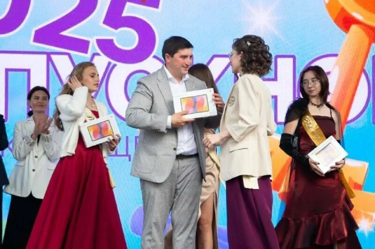 выпускники