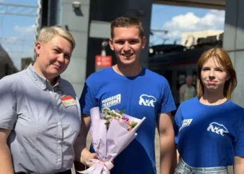 Молодогвардейцы Казани поздравили железнодорожников с профессиональным праздником