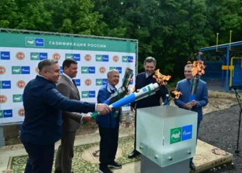 Рустам Минниханов зажег символический факел, запустив подачу газа в дома жителей села Эстачи