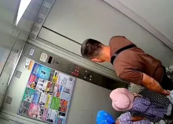 В Челнах семья застряла в лифте и он рухнул вниз