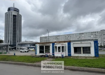 В Челнах демонтируют торговый павильон на остановке «Бульвар Энтузиастов»