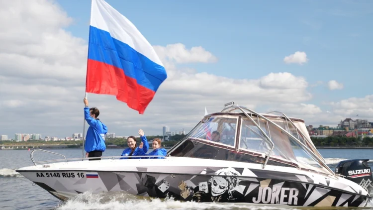молодогвардейцы развернули флаг России на Казанке