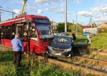 В Казани на улице Глазунова трамвай столкнулся с автомобилем