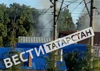 В районе Аракчино загорелись дом и баня