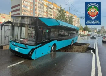 В Казани на Сахарова образовался огромный провал на дороге