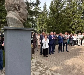 В Челнах у БСМП открыли бюст кардиохирурга Рената Акчурина