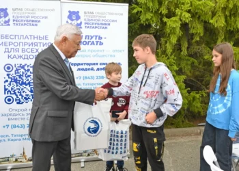 Фарид Мухаметшин вручил школьные принадлежности юным активистам