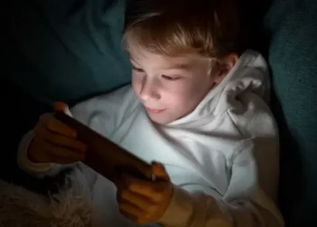 ребенок в телефоне