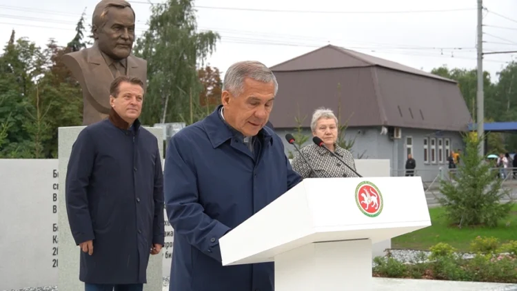 сквер и бюст Бориса Тихомирова