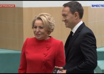 Валентина Матвиенко вручила Тимуру Нагуманову удостоверение сенатора РФ