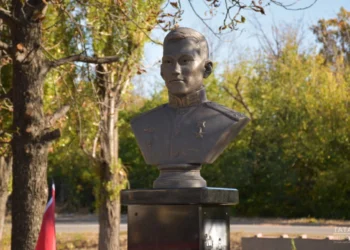 В Золотом открыли памятник Герою России Дамиру Исламову