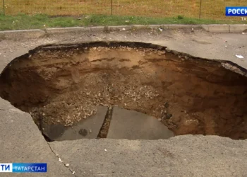 На Дубравной в Казани устраняют последствия провалов