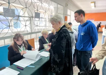 Молодогвардейцы Казани проводили ветерана ВОВ до избирательного участка