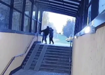 В Челнах подростки испортили обшивку подземного перехода