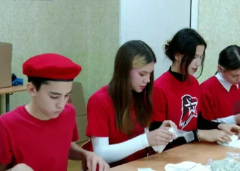 Альметьевские школьники сделали тысячу наборов сухого душа для бойцов СВО