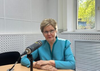 У микрофона депутат Татьяна Ларионова  (02.10.25)