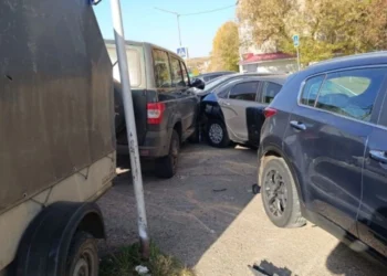 В Лениногорске «УАЗ» скатился и повредил пять машин