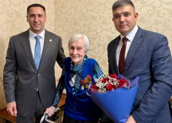 В Челнах 100-летнюю труженицу тыла наградили медалью