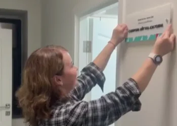 покинули должность