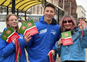 В Казани молодогвардейцы раздали прохожим Конституцию РТ