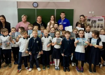 В казанской гимназии № 28 представили новую двуязычную раскраску «Казань. Город трудовой доблести»