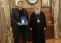Участник проекта «Батырлар» передал митрополиту Кириллу икону из Мариуполя