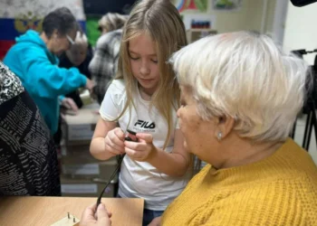 В Нижнекамске школьница учит плести браслеты для бойцов СВО