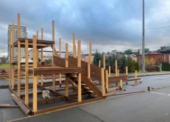 В Казани у «Экията» устанавливают шестиметровую горку