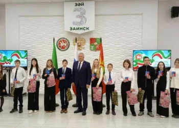 В День Конституции РТ одиннадцать подростков получили паспорта