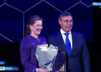 Валерий Фальков вручил Розе Ахмадиевой премию «Ректор года»