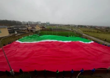 Молодогвардейцы развернули самый большой флаг Татарстана в честь Дня флага РТ